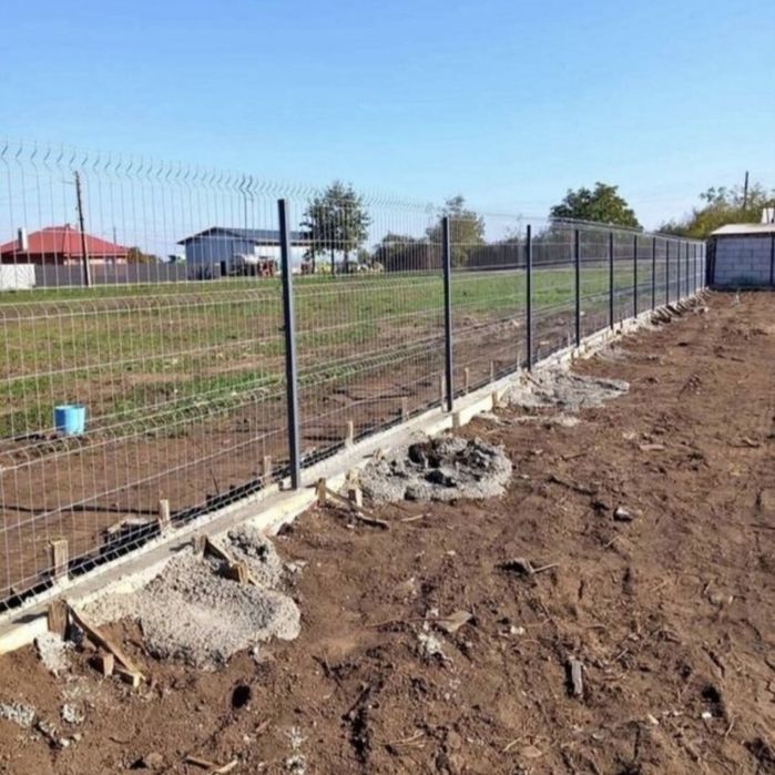 Gard din plasă bordurat sau la sul