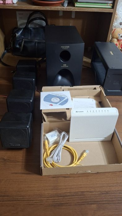 Сабвуфер плюс четыре акустические колонки и роутер.