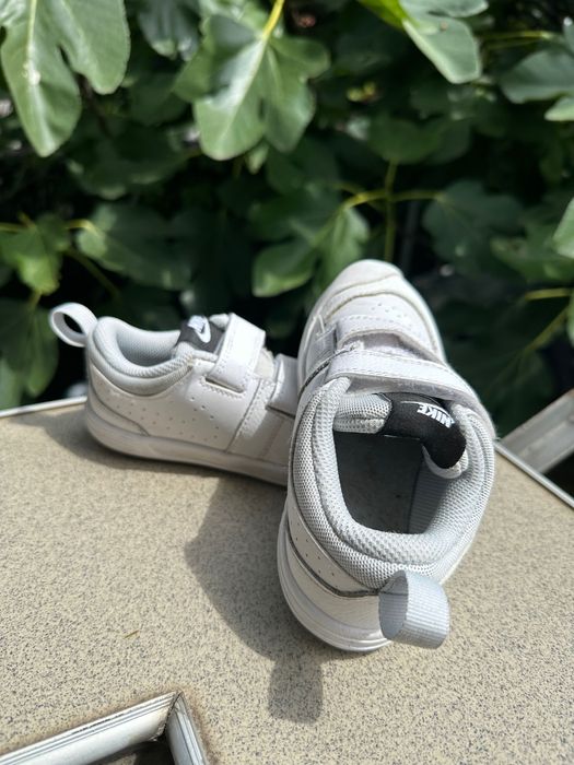 Детски бели обувки Nike 26
