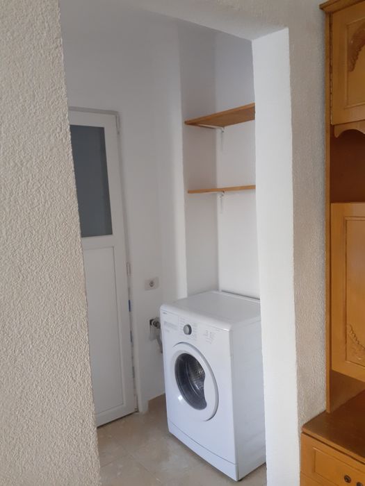 Închiriez apartament cu 2 camere