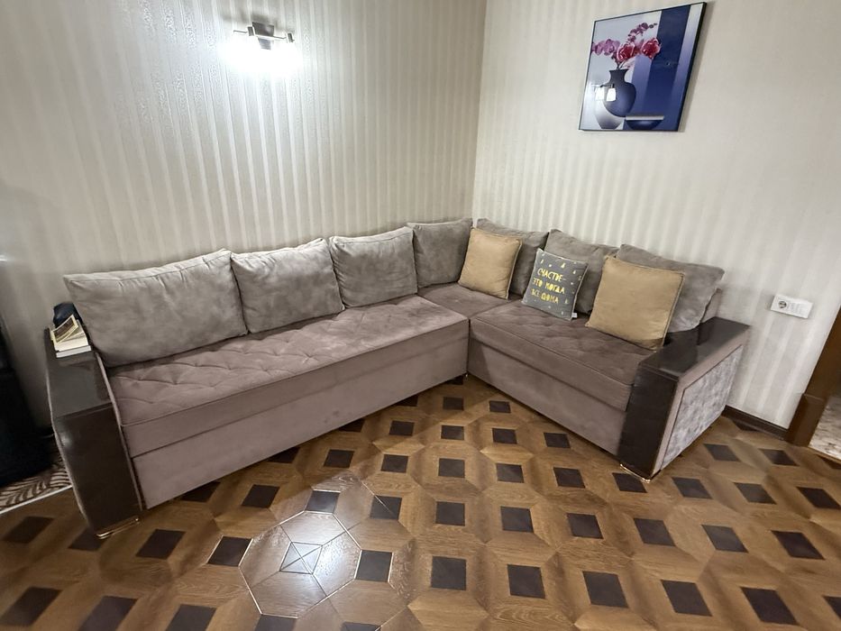 Диван с подушками