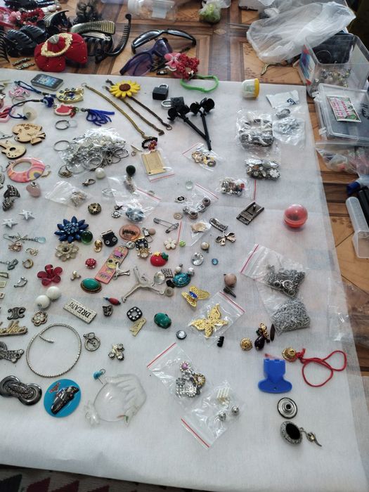 Разные безделушки бижутерия