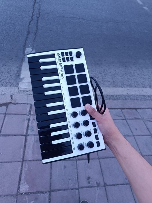 MIDI-клавиатура Akai MPK mini