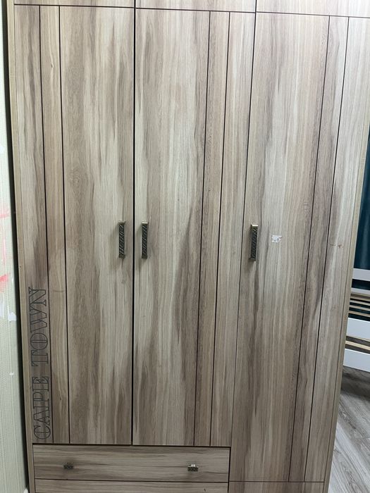 Продам шкаф и 2 стеллажа! В нормальном состоянии!