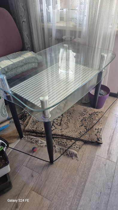 Стол стеклянный.