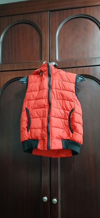 Продам безрукавки весенние3-5 лет