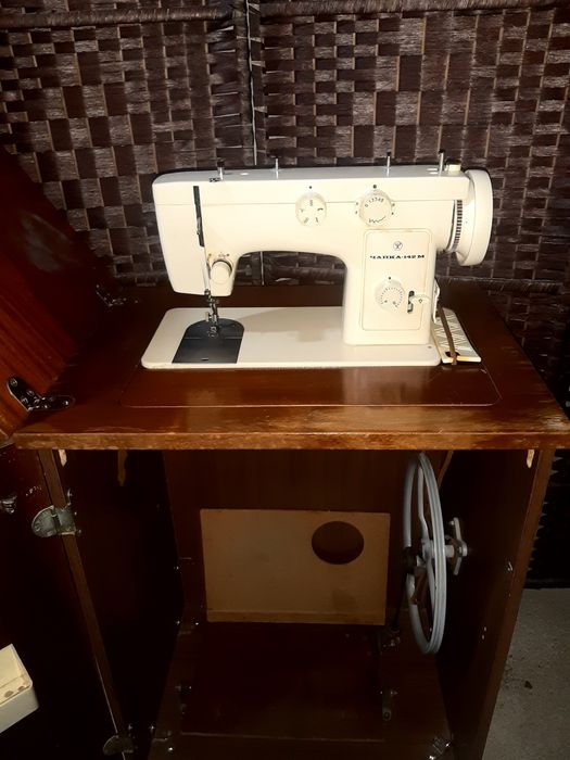 Швейная машинка Чайка 142