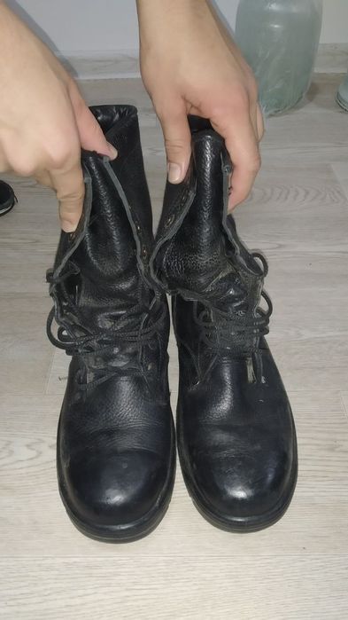 Продаётся военный сапог.
