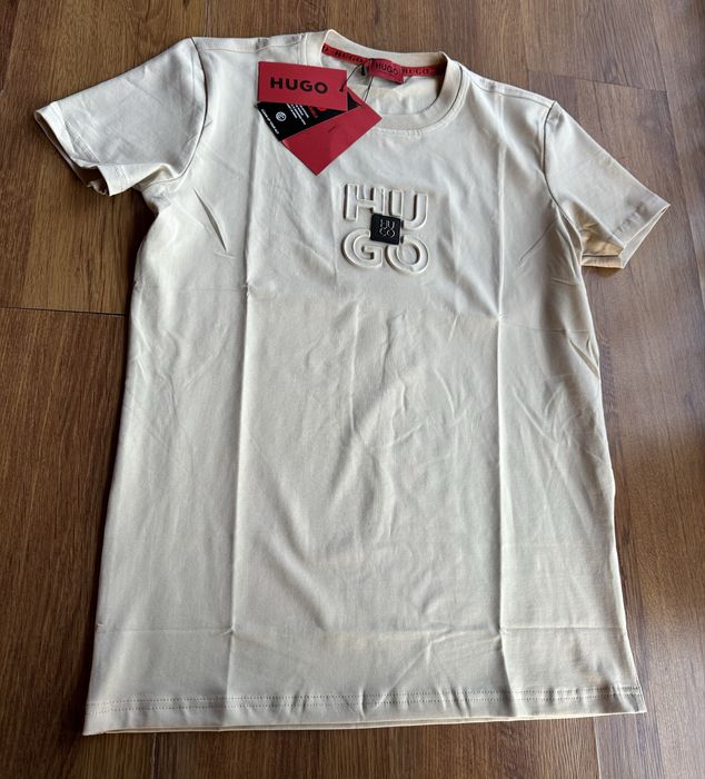 Мъжка,памучна тениска Hugo BOSS в бежево с изпъкнало,метално лого