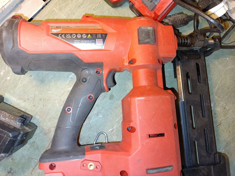 Pistol de bătut cuie Milwaukee