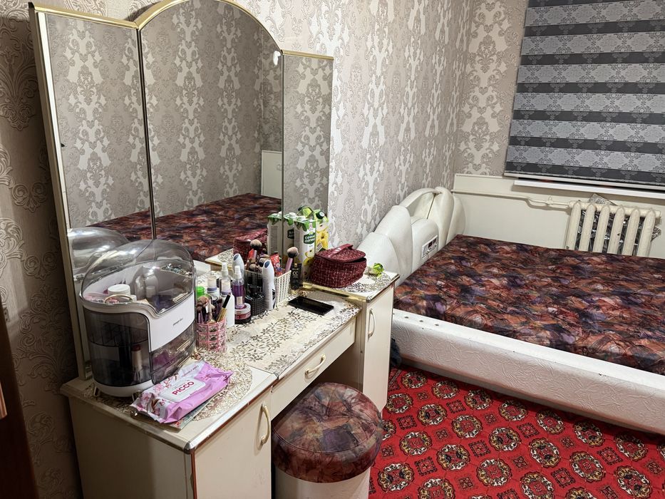 Продам шкаф, кровать двухместная и трюмо.