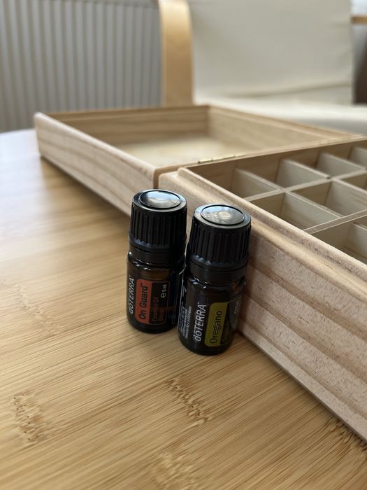 Дървена кутия с логото на doTERRA + възможност за добавяне на масла (On guard 5 ml + Oregano 5 ml)