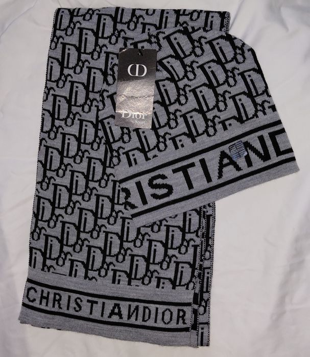 Set Dior căciulă și fular