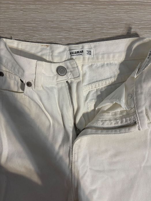 Белые джинсы Pull&Bear