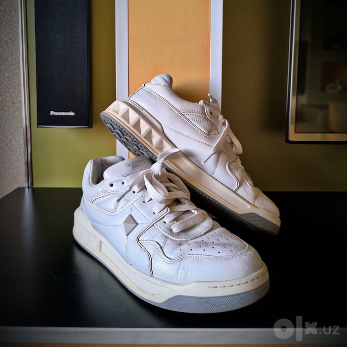 Фирменные и оригинальные кроссовки от бренда VALENTINO