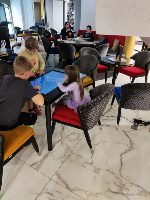 Tabletă încorporat într-o masă cu jocuri de societate pt HOTELURI