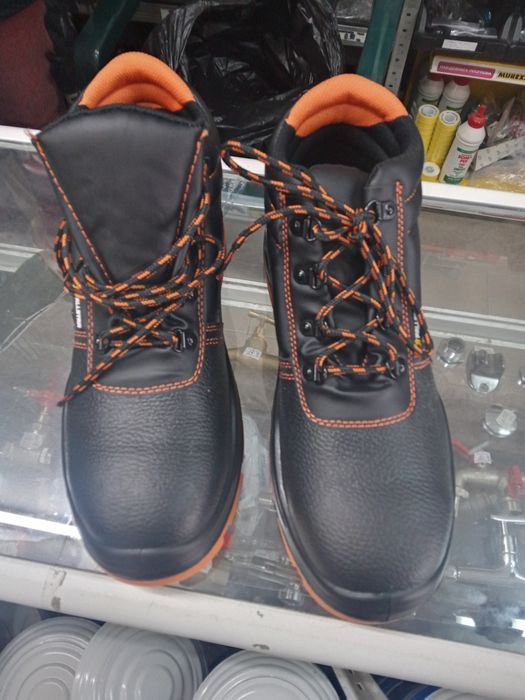 Нови работни обувки