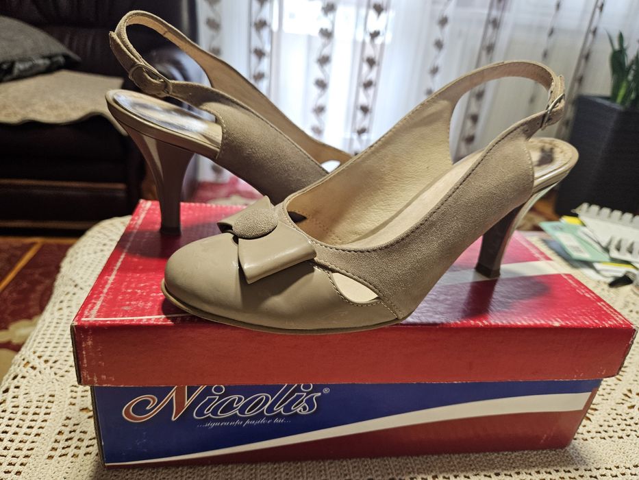 Vand pantofi dama, culoarea bej