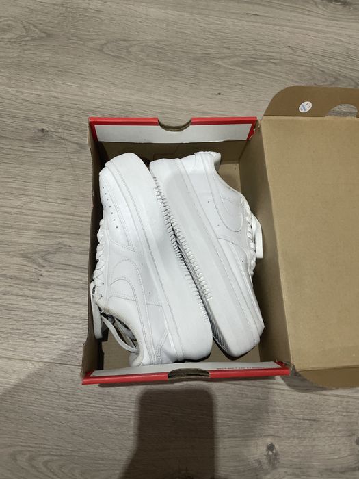 Оригинални бели обувки Nike и на Polo ASSN.