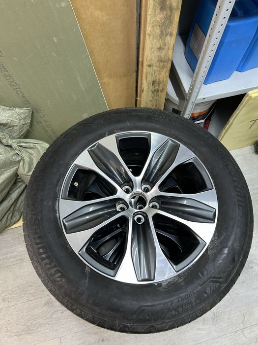 Продам оригинальные диски с шинами комплект