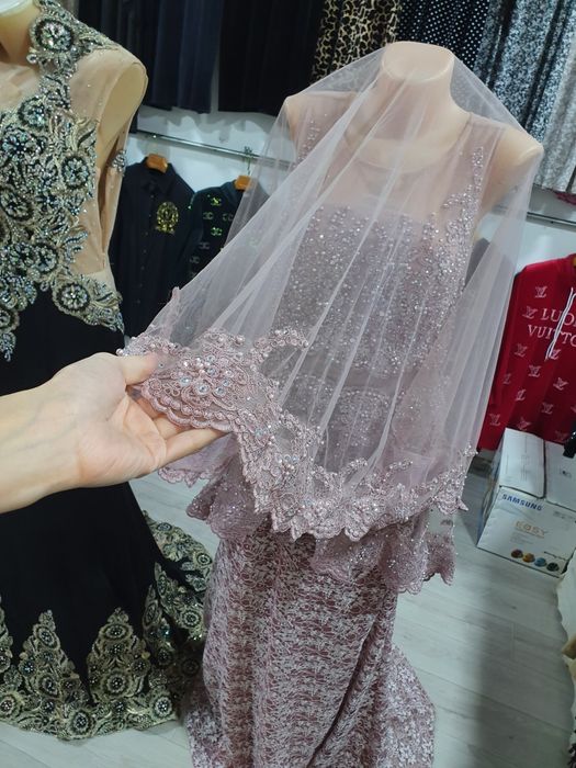 Vecherni kuylaklar ansamblga kiysa ham buladi