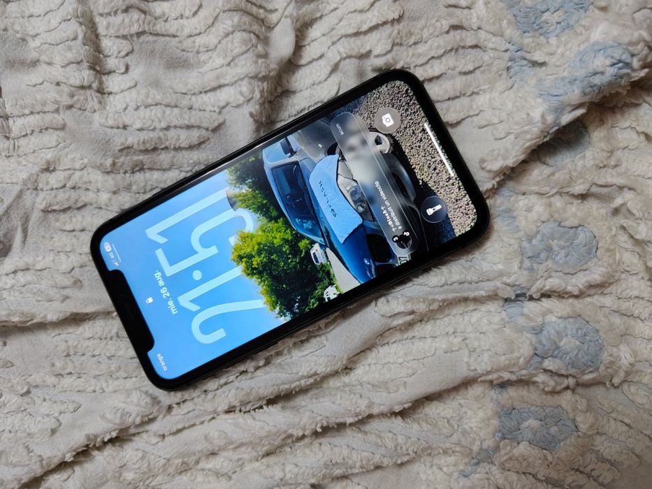 Vând iphone 11 in stare perfectă  doar putin crapată camera dau si  la schimb  pe iphone 12 13 14