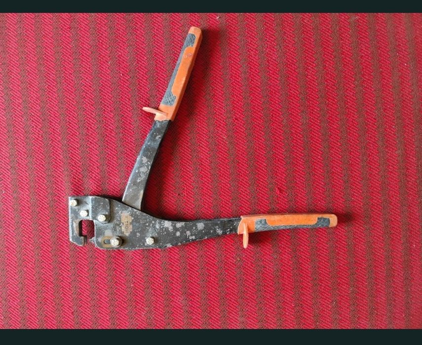 Dispozitiv de sertizat, de găurit, în bună stare de funcționare.