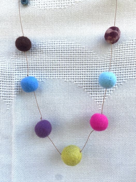 Bijuterii hand made din lana impaslita