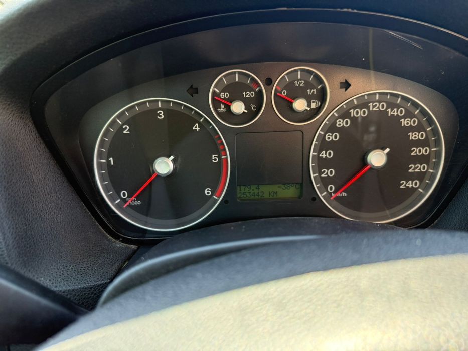 Se vinde ford focus...