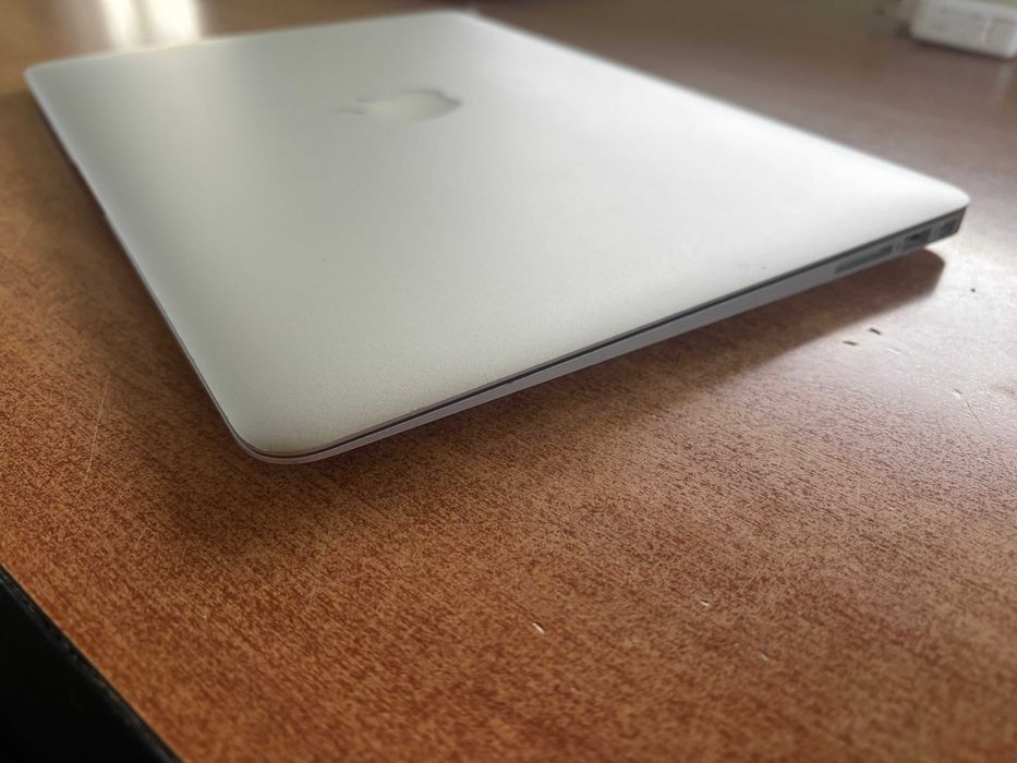 Vând MacBook Air 2017
