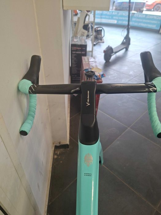 Шосеен карбонов велосипед Bianchi Oltre comp