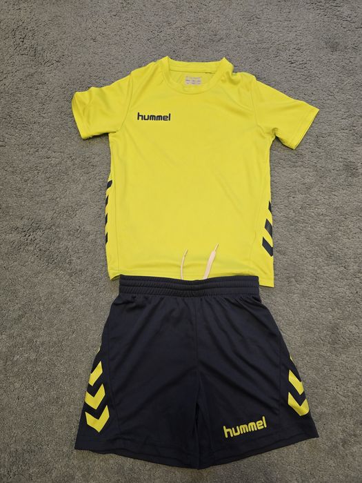 Set tricou si pantaloni scurți hummel, marimea 128 cm