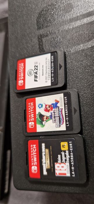 Vând nintendo switch + multe accesorii