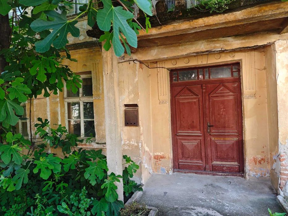ПРОДАВАМ имот ДИРЕКТНО ОТ СОБСТВЕНИК в супер центъра на с. Тополово с лице към централната улица и площ от 877 кв.м