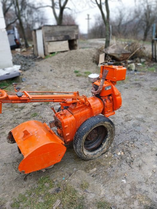 Vând motocultor de 9 cai 5 viteze pret 3200 lei negociabil