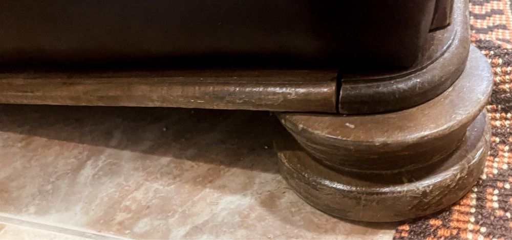 Запазен и много удобен диван с подменена тапицерия от изгуствена кожа.