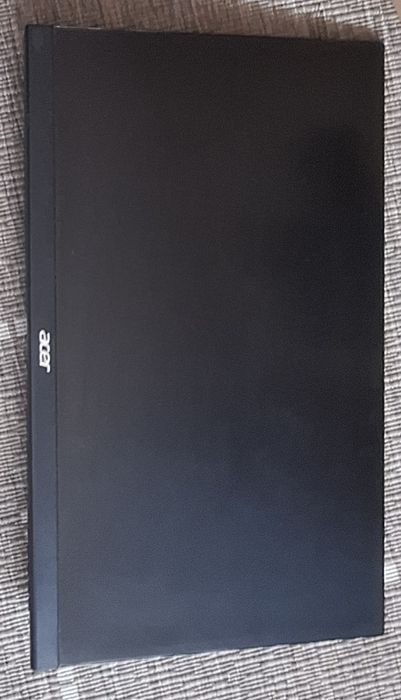 Геймърски компютър с монитор