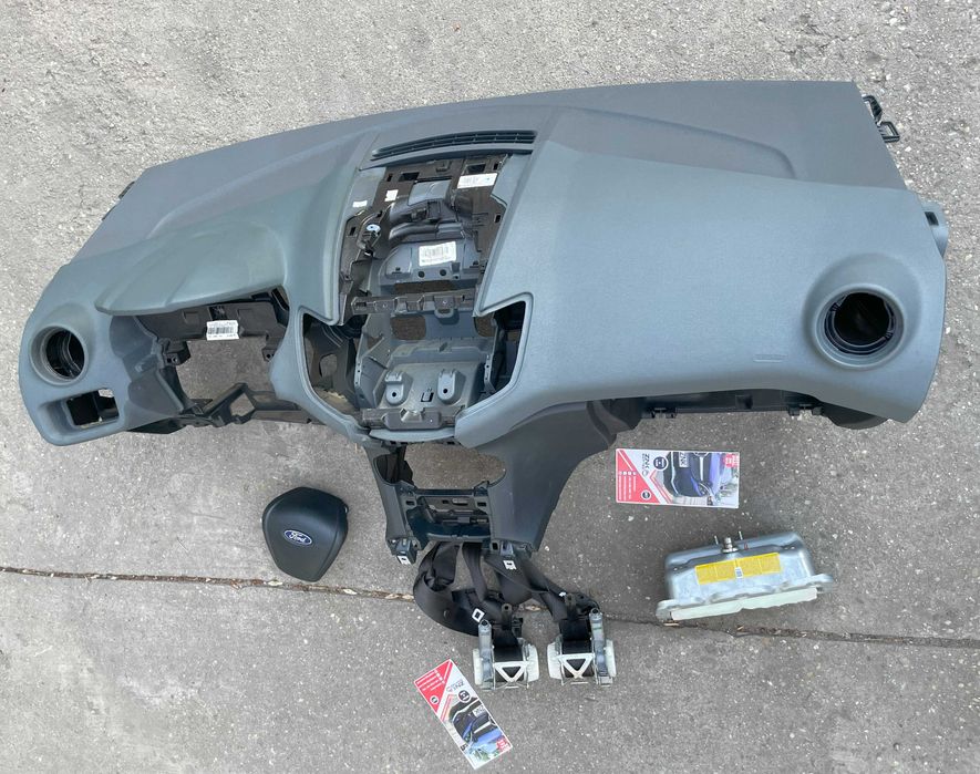 Ford Fiesta MK7 plansa de bord - set centuri de siguranta - kit airbag