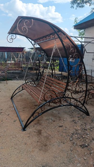 Качеля садовая с элементами ковки