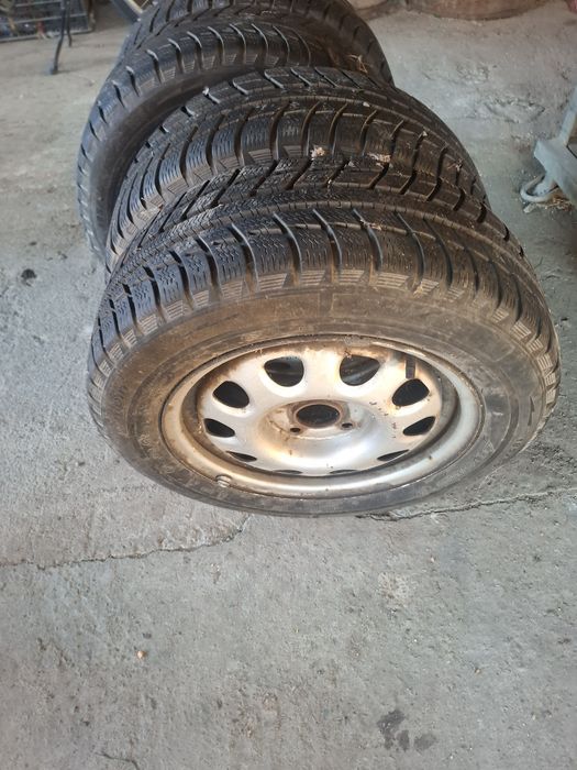 Vând cauciucuri pe 14 ca noi