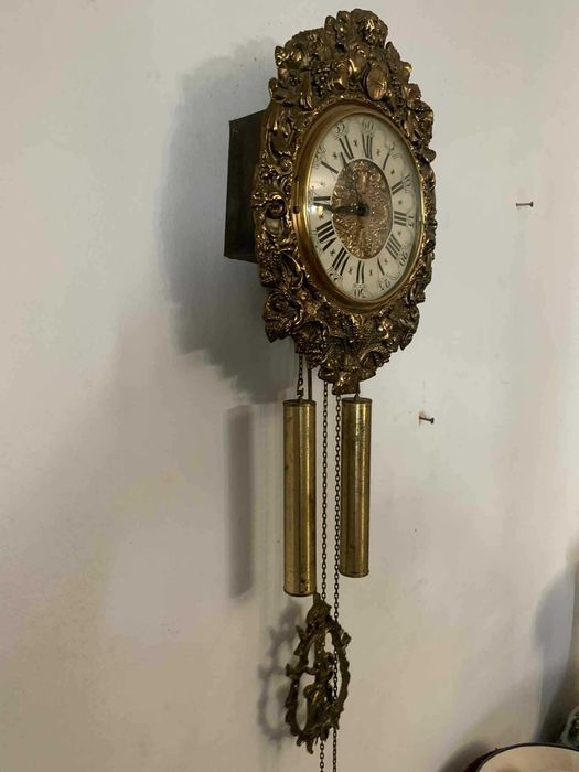 Ceas de peretecu pendula si doua greutati