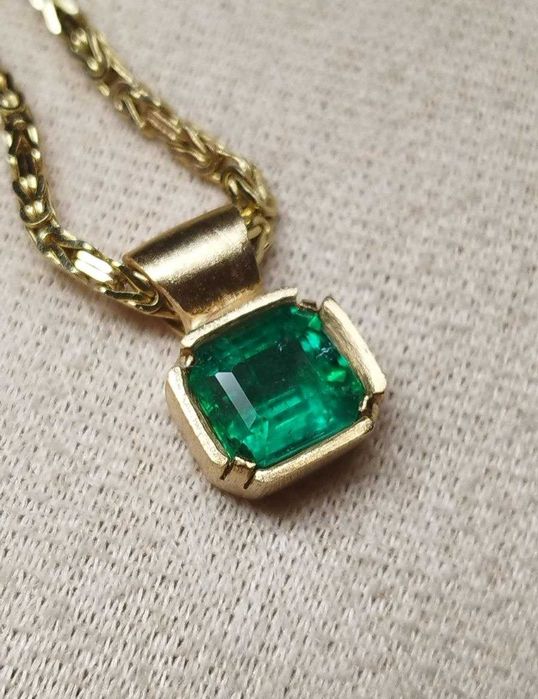 Елегантен златен медальон с естествен изумруд 2.54кт – 14K злато! Сертификат!