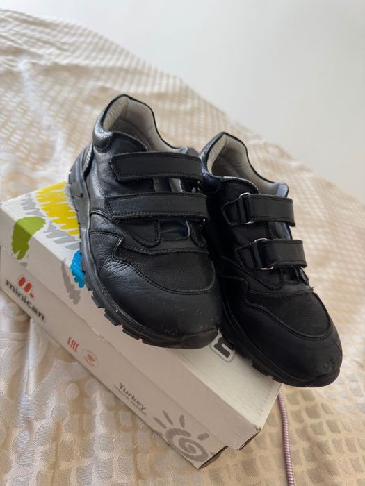 Продам детские кроссовки