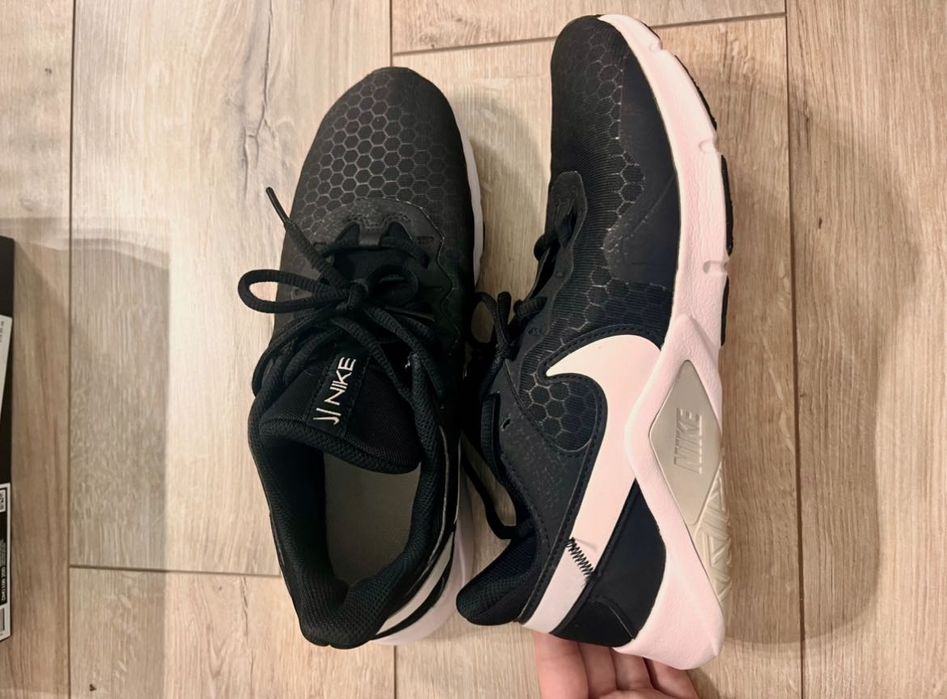Дамски спортни обувки - Nike ‘Legend Essential 2- Номер 38 1/2