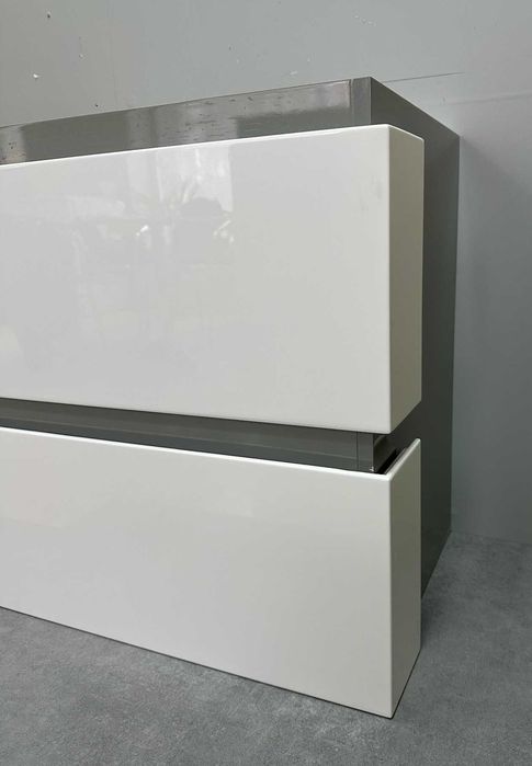 Шкаф 60 см с 2 чекмеджета – сив корпус, бял гланц