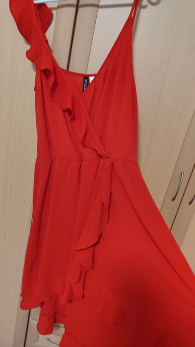 Асиметрична червена рокля H&M, тип прегърни ме
Носена броени пъти