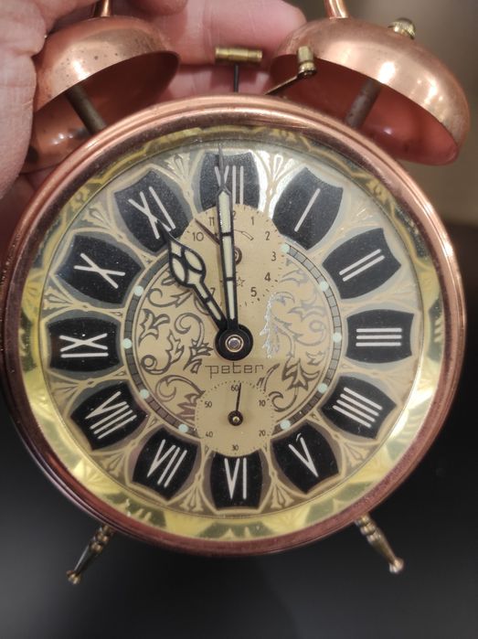 Стар помеднен механичен часовник