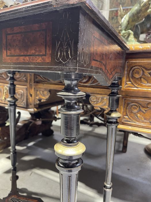 Masa deosebita din lemn, cu intarsii și ornamente bronz, stil Empire