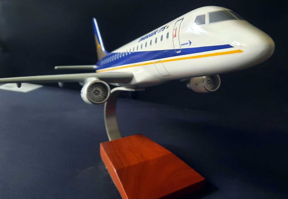 Machetă de avion de colectie Embraer 175 1:72, răsină turnată