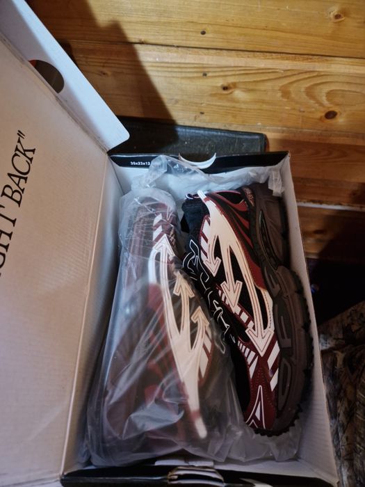 Off white Be right back am doar 44